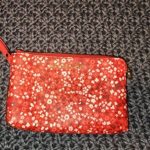 Michael kors jet set wristlet